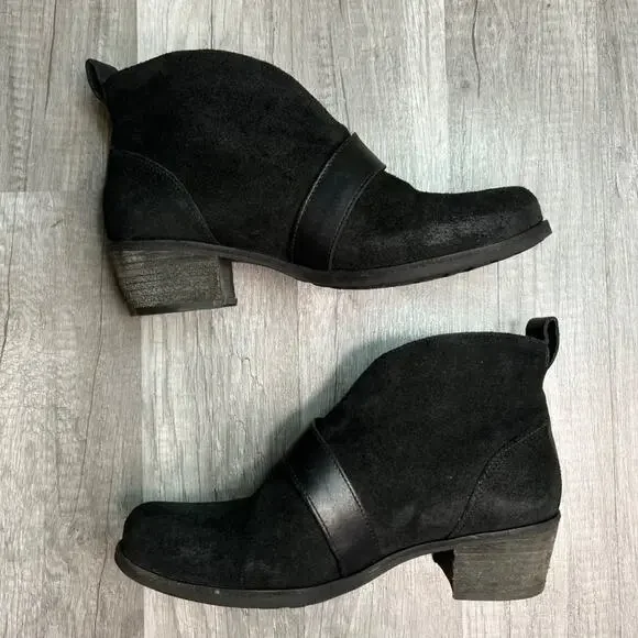 𝅺UGG Wright Belted Boots Booties Low Heel Black Suede Shearling Footbed Size 7 - Picture 3 of 11
